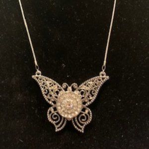Butterfly necklace with interchangeable snap